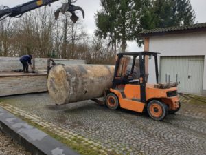 Transport Heizöltank mit Gabelstapler